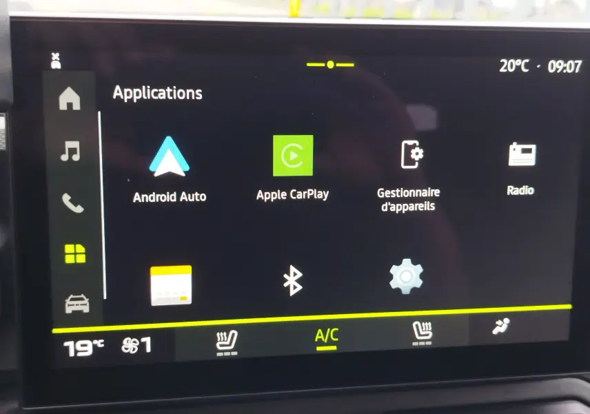 Écran tactile central du Dacia Duster 2025 affichant les applications Android Auto, Apple CarPlay et radio, interface moderne.