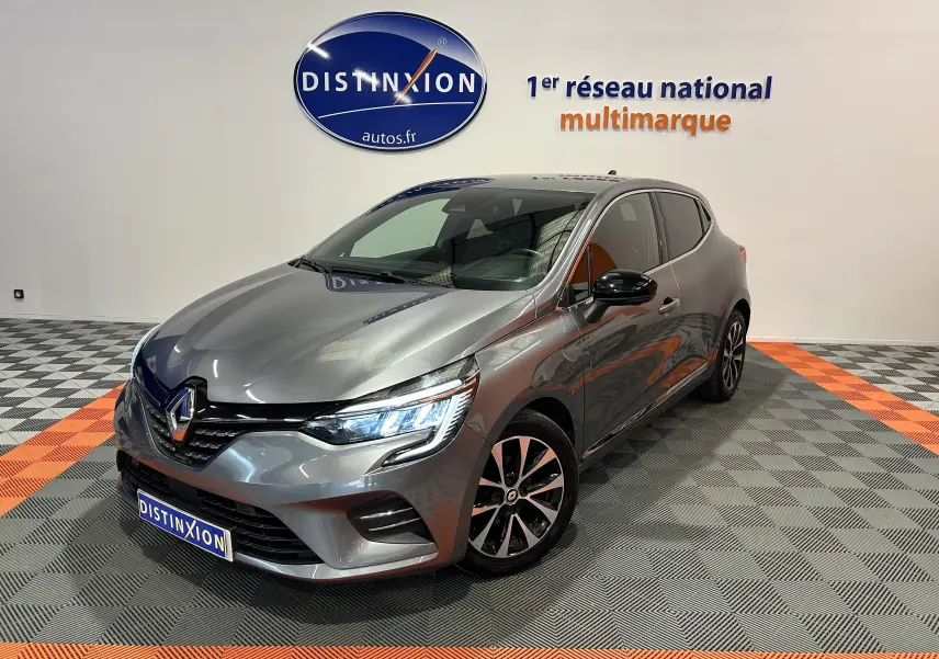 Renault Clio V TCe 90 TECHNO gris vue 3/4 avant droit avec phares LED et jantes alliage noires et argentées