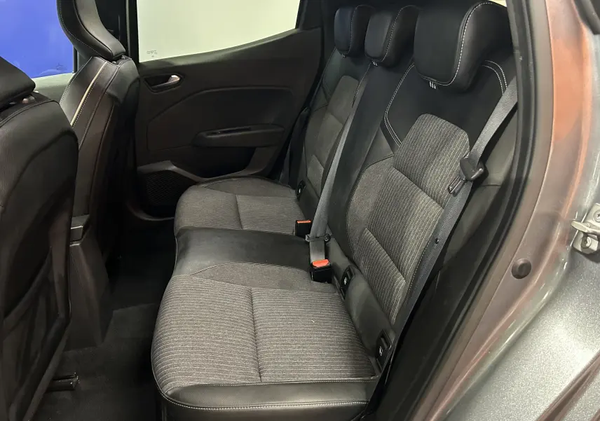Vue intérieure côté droit des sièges arrière gris et noirs de la Renault Clio V TCe 90 TECHNO 2023.