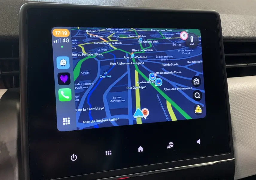 Écran tactile du système de navigation de la Renault Clio V affichant une carte détaillée en mode nuit.