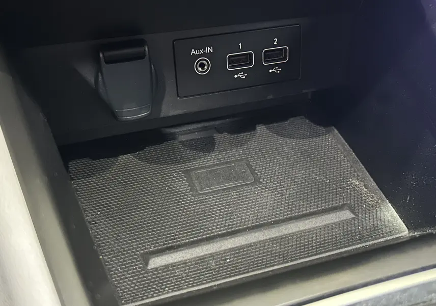 Prise auxiliaire et deux ports USB dans la console centrale d'une Renault Clio V TCe 90 TECHNO gris 2023.