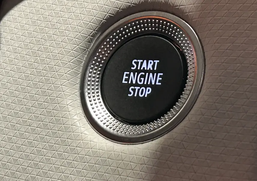 Bouton Start Engine Stop en gros plan sur la console intérieure de la Renault Clio V TCe 90 gris 2023.