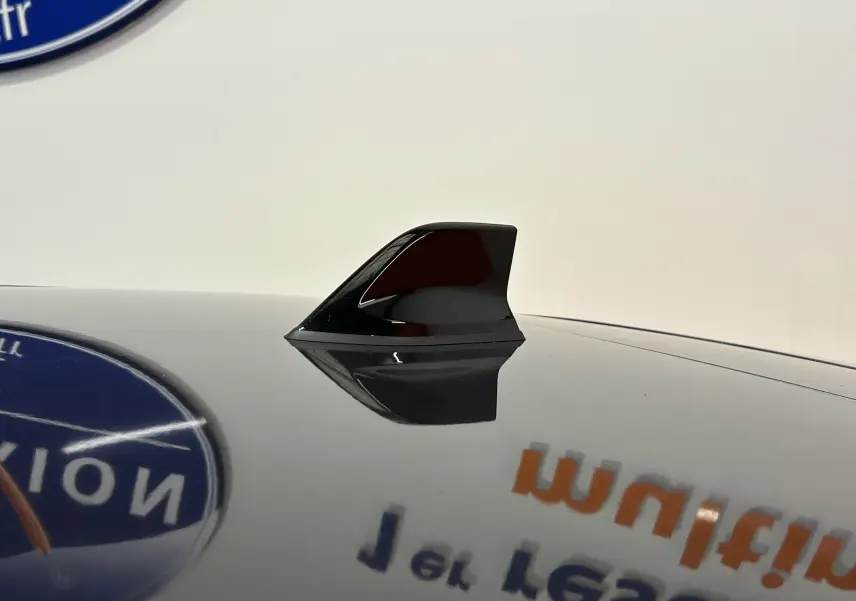 Gros plan sur l’antenne requin noire sur le toit gris d’une Renault Clio V TCe 90 TECHNO 2023.