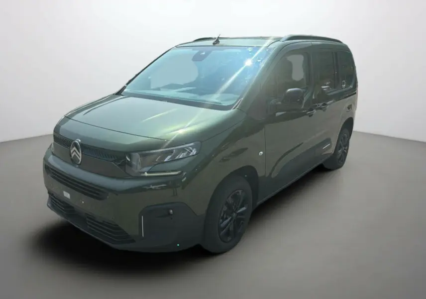 Citroën Berlingo BlueHDi 130 vert Sirkka en 3/4 avant droit, avec barres de toit et jantes noires.