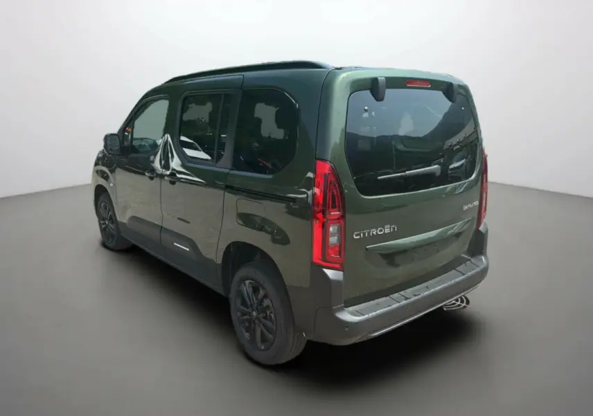 Vue 3/4 arrière droite du Citroën Berlingo 2025 Sirkka green avec vitres surteintées et jantes noires.