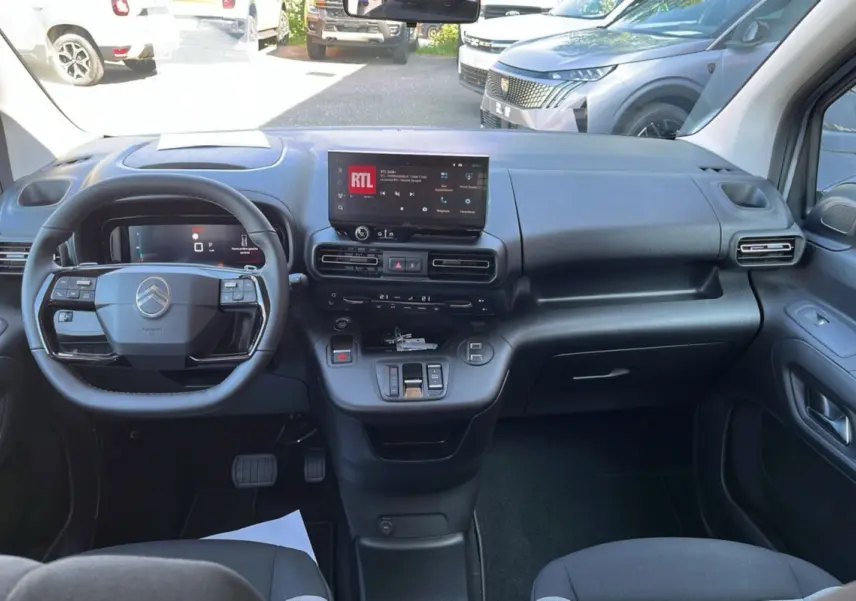 Intérieur avant du Citroën Berlingo BlueHDi 130 en vue frontale, tableau de bord moderne avec écran tactile central.