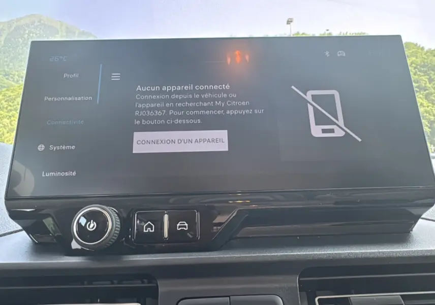 Écran tactile central du tableau de bord du Citroën Berlingo 2025 affichant la connexion d'appareil désactivée.