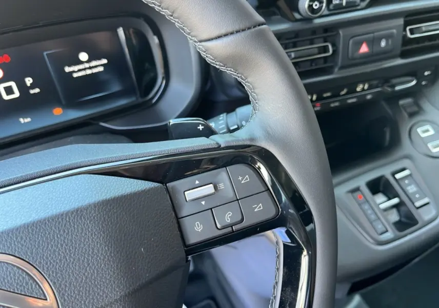 Gros plan sur le volant cuir multifonctions et tableau de bord numérique du Citroën Berlingo BlueHDi 130 EAT8 Max.
