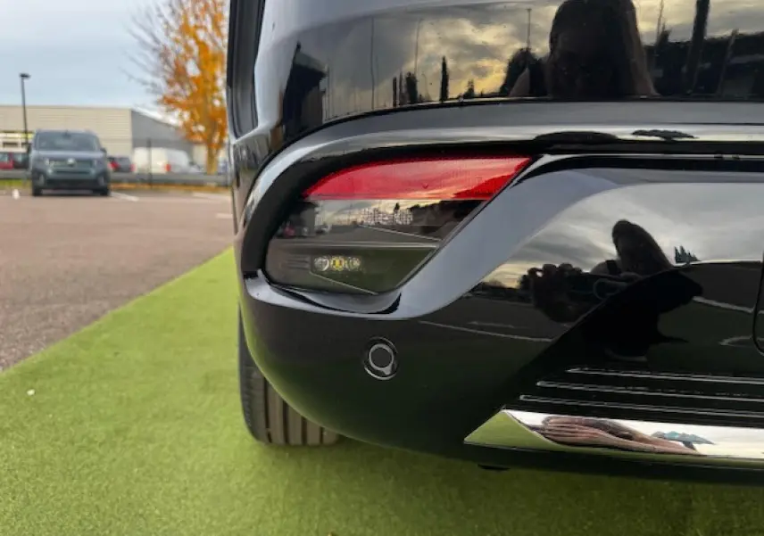 Gros plan sur le feu arrière droit du Renault Espace VI noir étoilé, avec capteur de stationnement intégré.