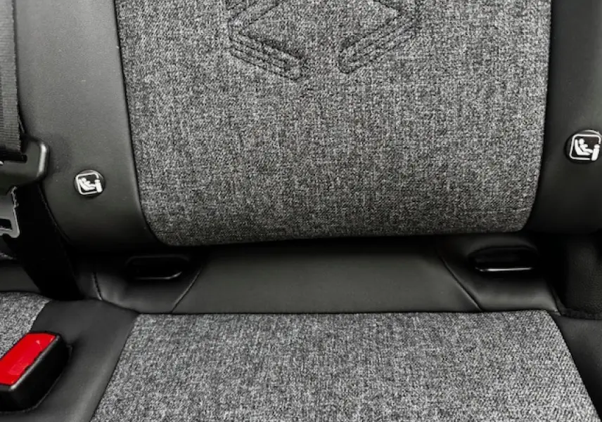 Détail de la banquette arrière en tissu gris clair embossé avec surpiqûres sur Renault Espace VI noir étoilé.