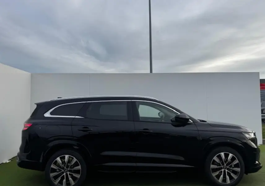 Profil côté gauche du Renault Espace VI noir étoilé avec jantes alliage diamantées et vitres surteintées.