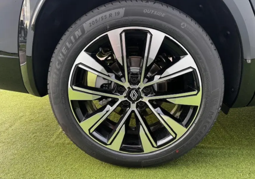 Gros plan sur la jante alliage 19 pouces diamantée noir brillant du Renault Espace VI noir étoilé.