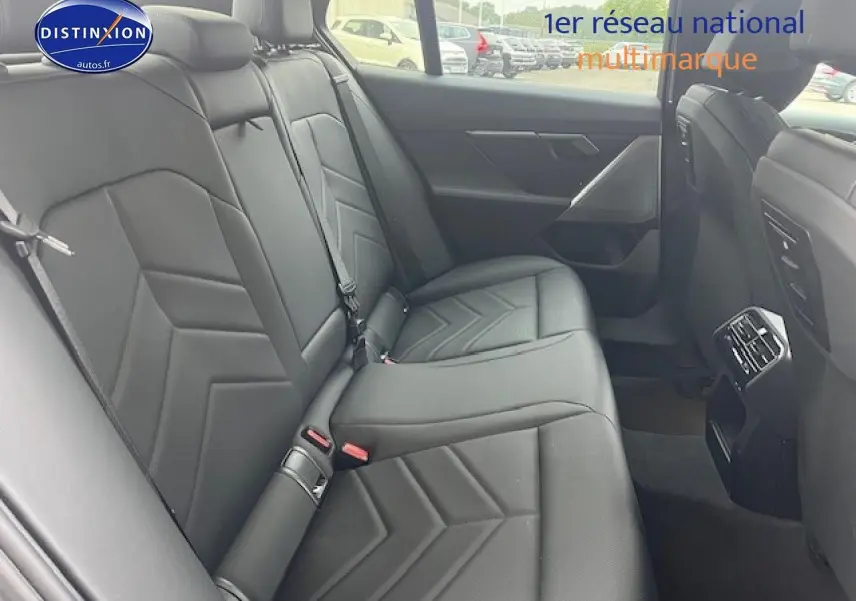 Vue intérieure de la banquette arrière en cuir noir de la BMW Série 5 G60, avec aérations centrales visibles.