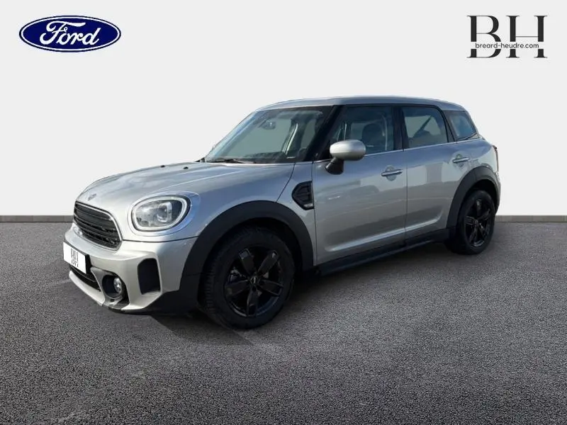 Vue 3/4 avant droite d'une MINI COUNTRYMAN 2023 Melting Silver III avec jantes noires et calandre chromée.