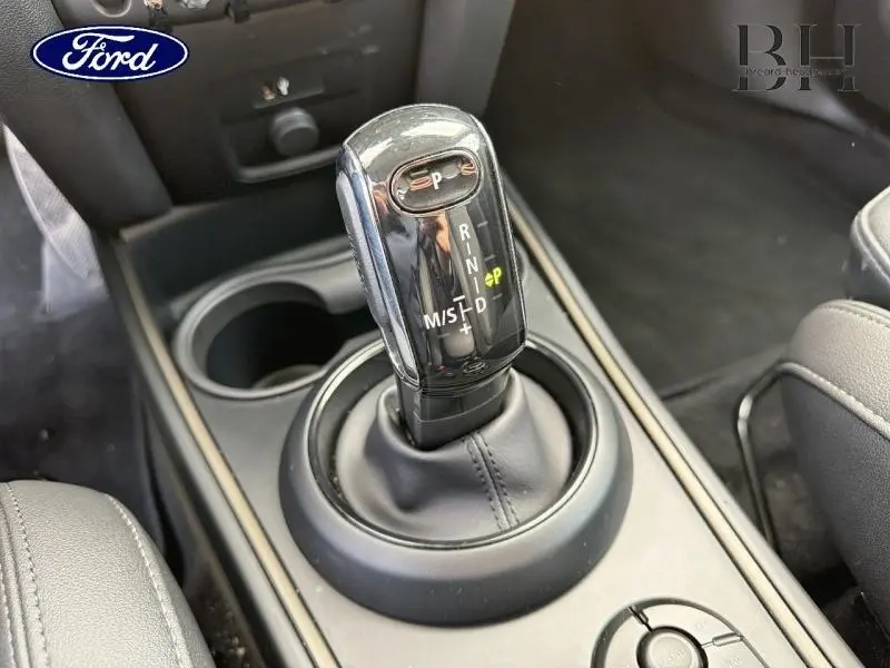 Le levier de vitesse automatique noir de la MINI COUNTRYMAN Cooper 2023 vu en gros plan dans la console centrale.