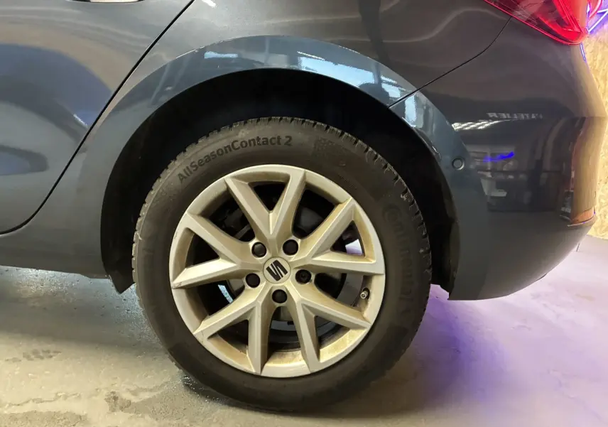 Gros plan sur la roue arrière droite d'une SEAT Leon gris métallisé avec jante alliage et pneu Continental.