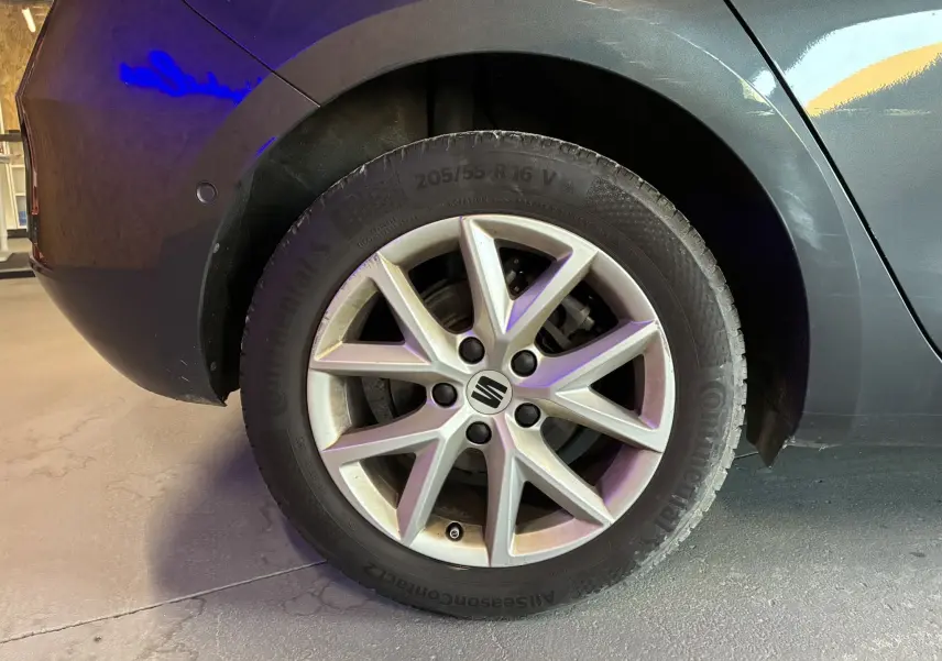 Gros plan sur la roue arrière droite d’une SEAT LEON gris 2021, mettant en valeur la jante alliage et le pneu Continental.