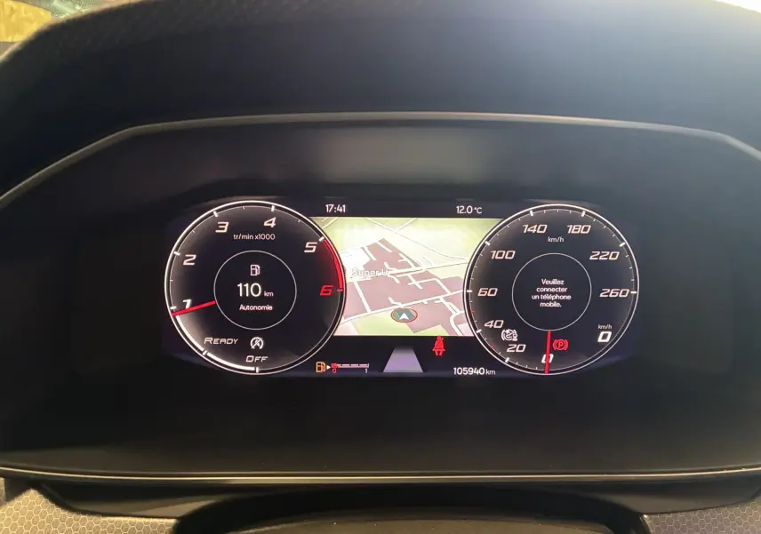 Tableau de bord numérique du SEAT Leon 2021, affichant compte-tours, vitesse et navigation centrale.