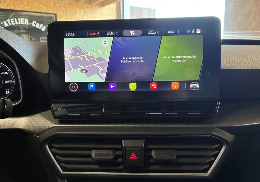 Écran tactile central du tableau de bord du SEAT Leon gris 2021, affichant la navigation et les connexions.