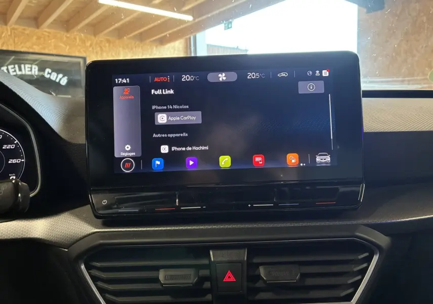 Écran tactile central affichant la connectivité Apple CarPlay dans l’habitacle noir d’un SEAT Leon 2021.