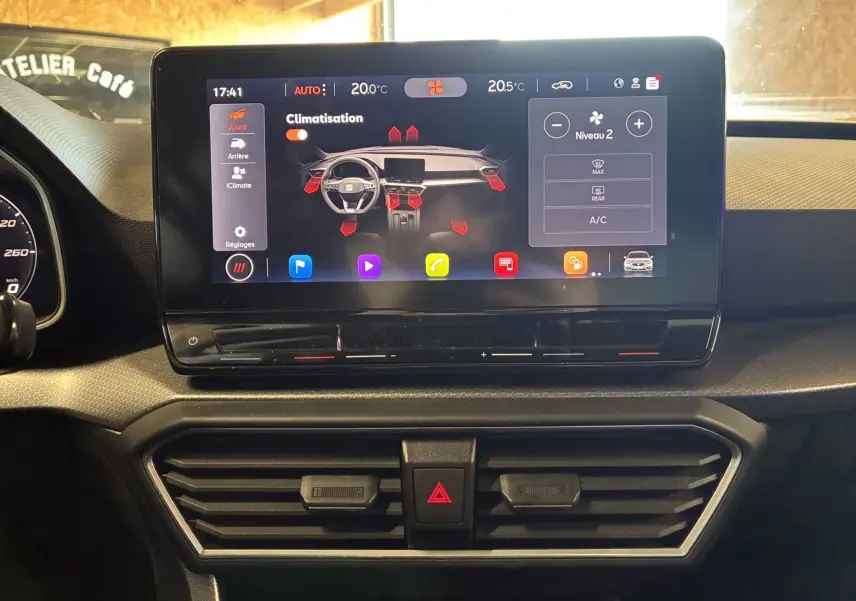 Vue rapprochée de l'écran tactile central de la SEAT Leon 2021 gris, affichant les réglages de climatisation.