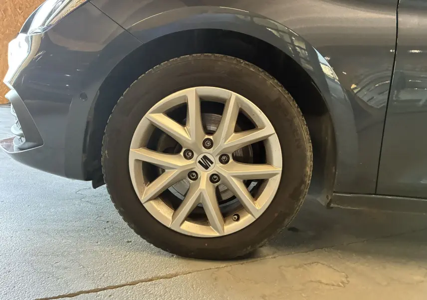 Gros plan sur la roue avant gauche gris métallisé d'une SEAT LEON 2.0 TDI 115 STYLE 2021 avec jante alliage à 5 branches.