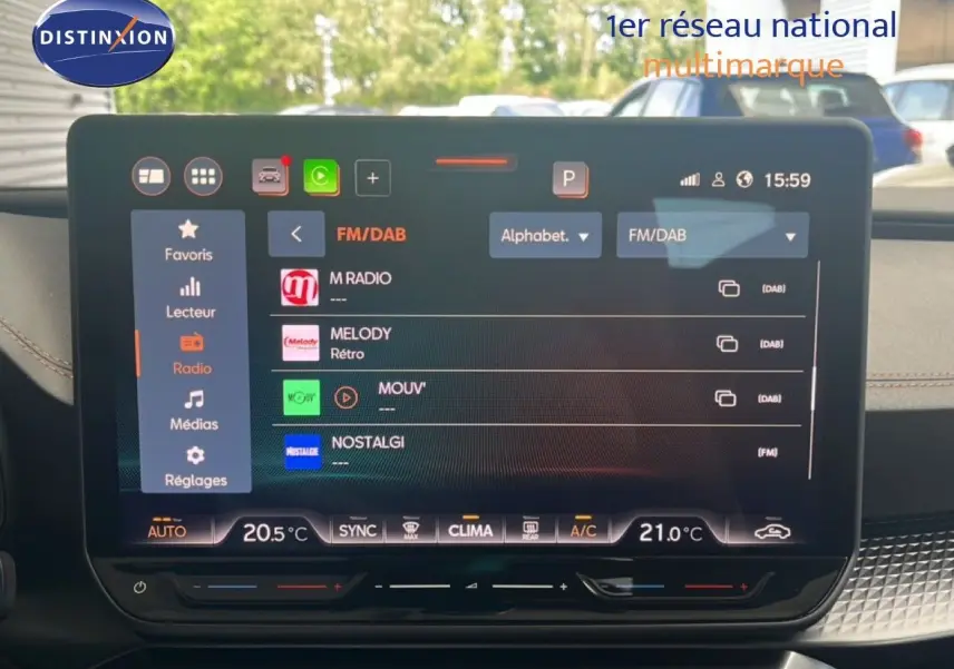 Écran tactile central affichant la radio FM/DAB dans l’habitacle du CUPRA Formentor bleu Fjord, vue de face.