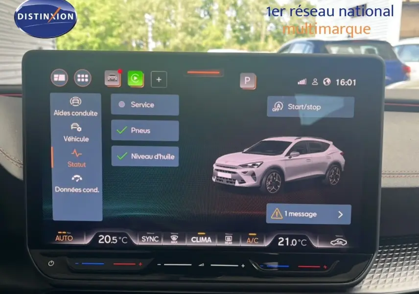 Écran tactile intérieur affichant l’état du véhicule avec illustration 3D d’un SUV blanc en vue 3/4 avant.