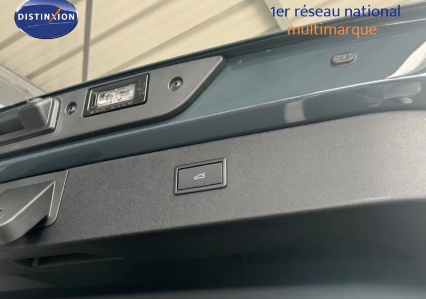 Détail du hayon bleu fjord metal du CUPRA Formentor 1.5 eTSI 150CH avec bouton d'ouverture électrique visible.