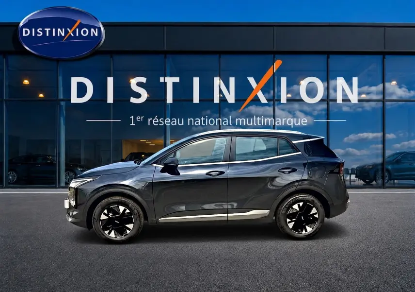 Profil côté gauche du Kia Sportage 1.6 hybride 239 gris eclipse, avec jantes alu noires et détails chromés.