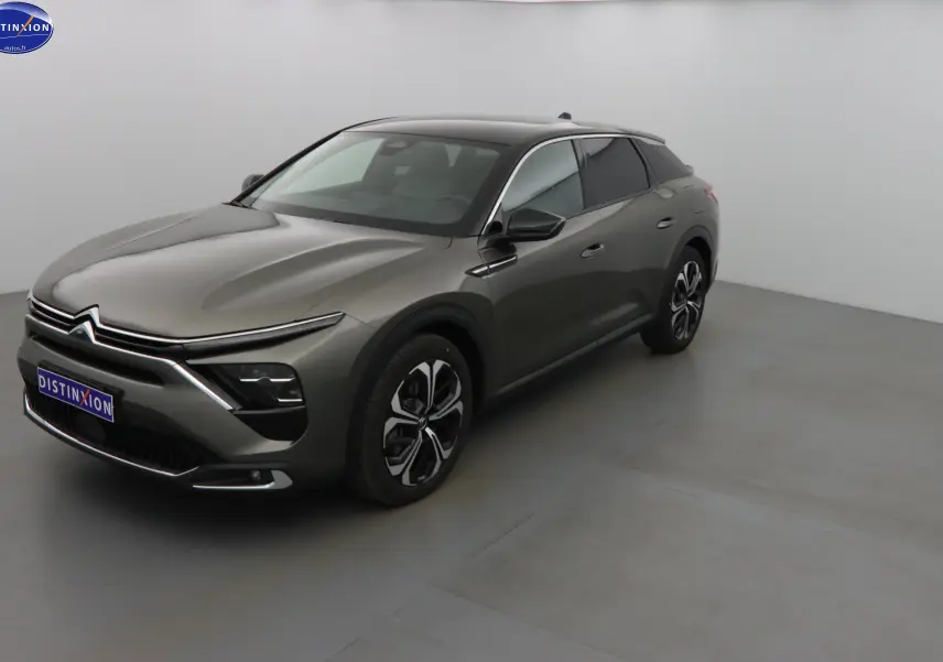 Vue 3/4 avant droite d'une Citroën C5 X hybride rechargeable gris smart avec jantes bicolores et phares LED.