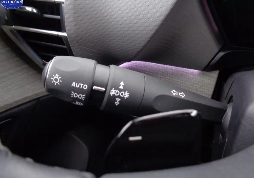 Gros plan sur la commande des feux et clignotants à gauche du volant dans le Citroën C5 X gris Smart 2022.