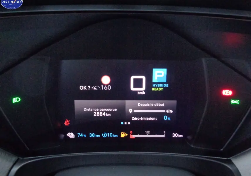 Tableau de bord numérique de la Citroën C5 X hybride gris, affichant l'autonomie, vitesse et mode prêt hybride.