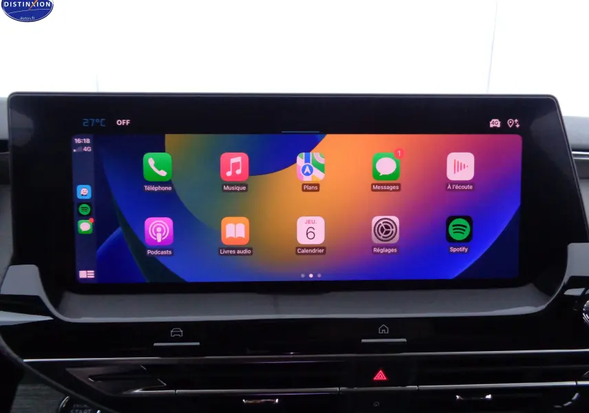 Écran tactile central du tableau de bord du Citroën C5 X hybride gris, affichant les applications connectées.