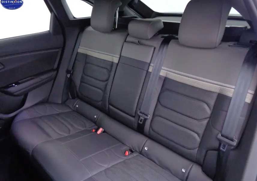 Vue intérieure arrière du Citroën C5 X HYBRID 225CH en cuir noir et gris avec appuie-têtes et ceintures de sécurité visibles.
