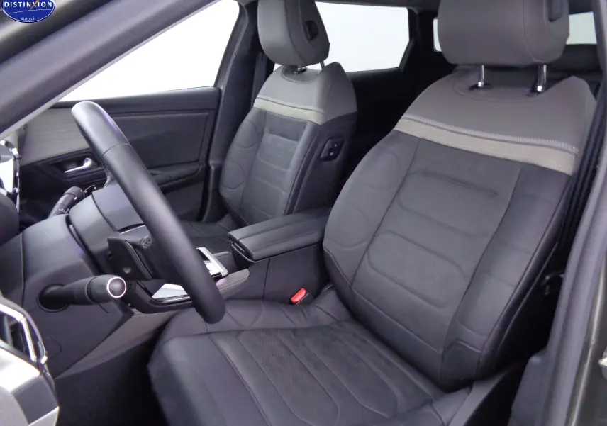 Intérieur avant du Citroën C5 X Hybrid 225ch gris Smart, sièges cuir noir et gris avec surpiqûres claires.