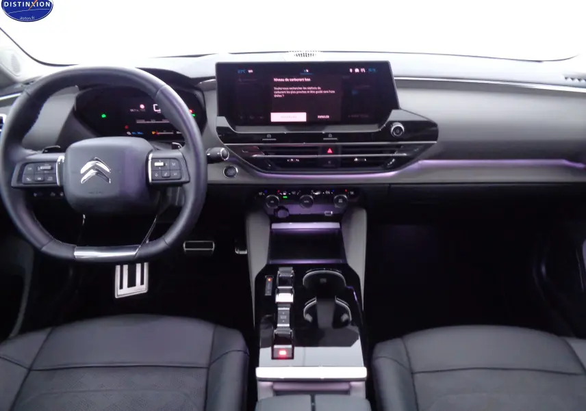 Intérieur de la Citroën C5 X hybride 2022, vue frontale du tableau de bord avec écran tactile et volant multifonction noir.