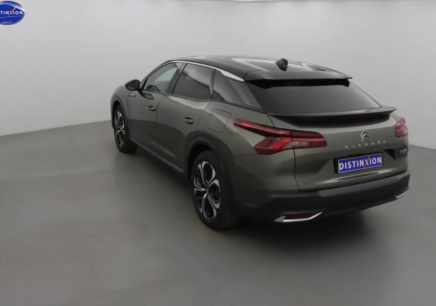 Vue 3/4 arrière droite d'une Citroën C5 X gris smart avec toit noir et feux arrière LED distinctifs.