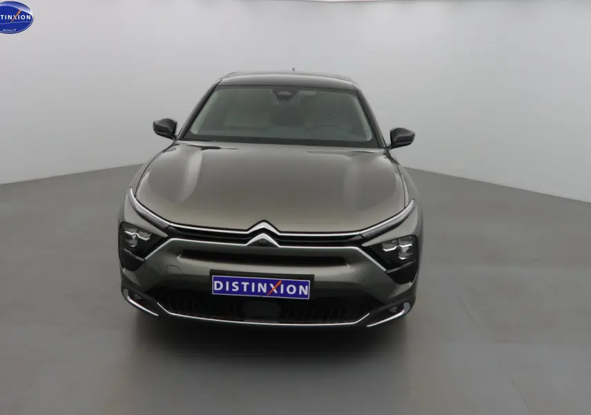 Vue frontale d'une Citroën C5 X hybride rechargeable gris smart avec signature lumineuse LED distinctive.