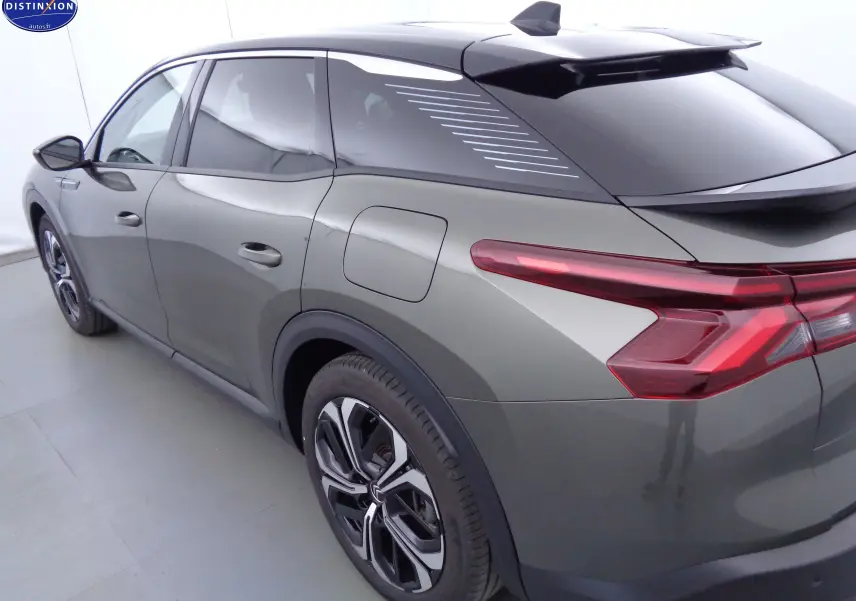 Vue 3/4 arrière droite d'une Citroën C5 X hybride rechargeable gris Smart avec toit noir et feux arrière LED distinctifs.