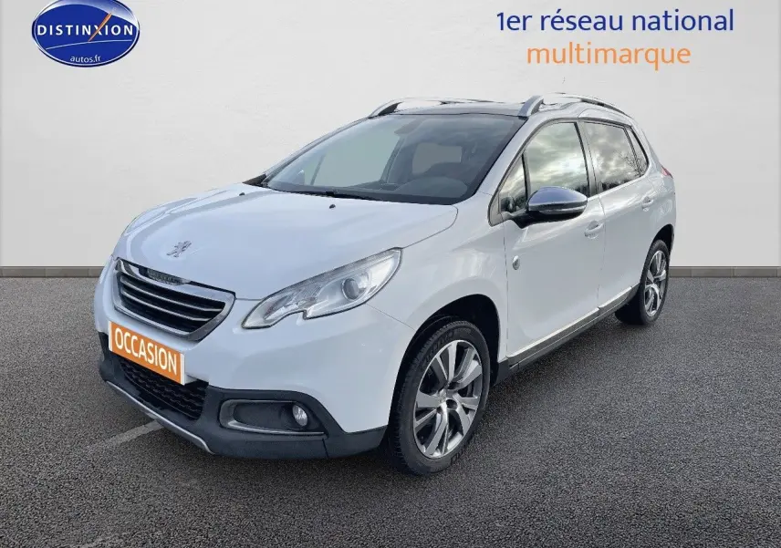 Peugeot 2008 blanc en 3/4 avant droit, avec jantes alliage et toit équipé de barres de toit.