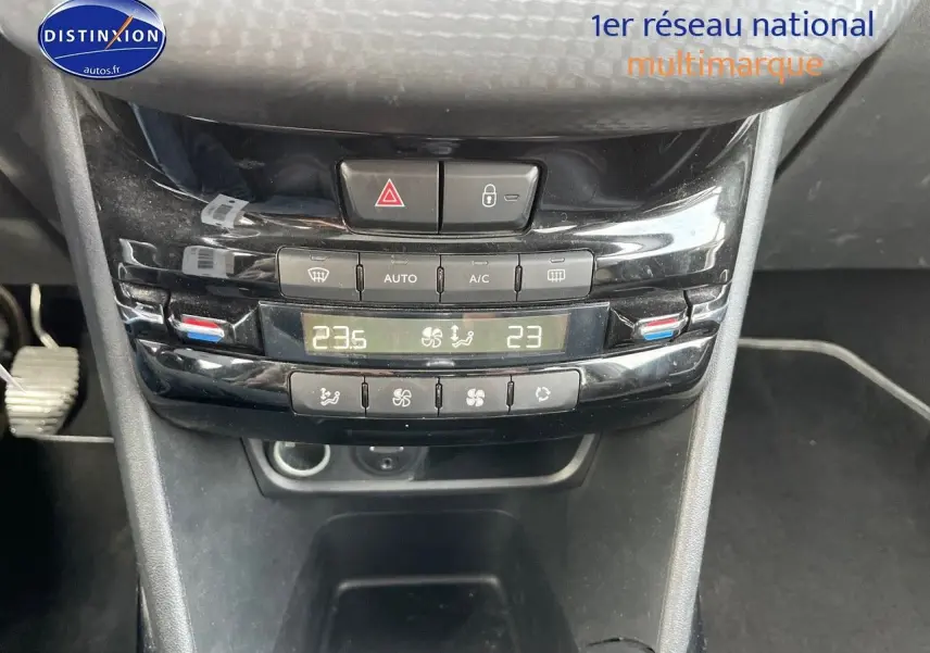 Tableau de bord central du Peugeot 2008 blanc 2016, affichant la climatisation automatique avec réglages numériques.