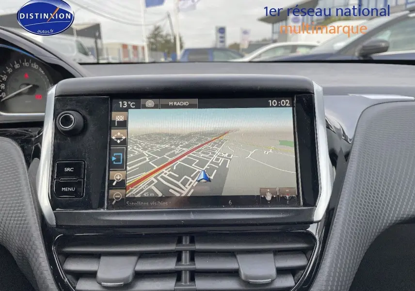 Écran tactile central avec navigation GPS allumée dans l'habitacle d'une Peugeot 2008 blanche de 2016.