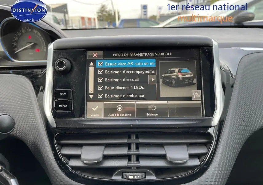 Écran tactile central affichant les réglages du véhicule Peugeot 2008 blanc, vue intérieure du tableau de bord.