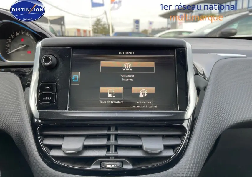 Vue rapprochée de l'écran tactile central du tableau de bord d'une Peugeot 2008 blanche, affichant le navigateur internet.