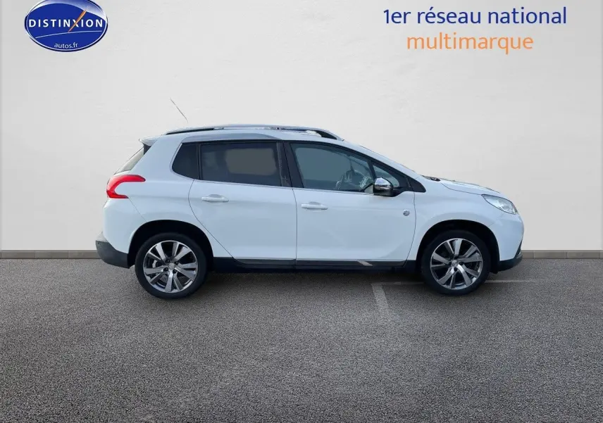 Profil côté droit d'un Peugeot 2008 blanc de 2016, version Crossway avec jantes alliage et barres de toit.