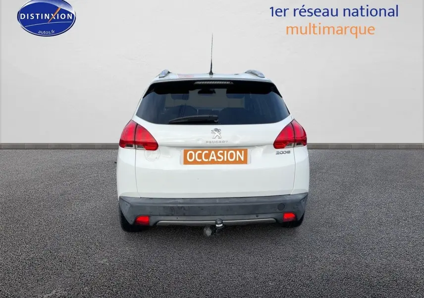Vue arrière d'un Peugeot 2008 blanc de 2016 avec attelage et feux rouges distinctifs.