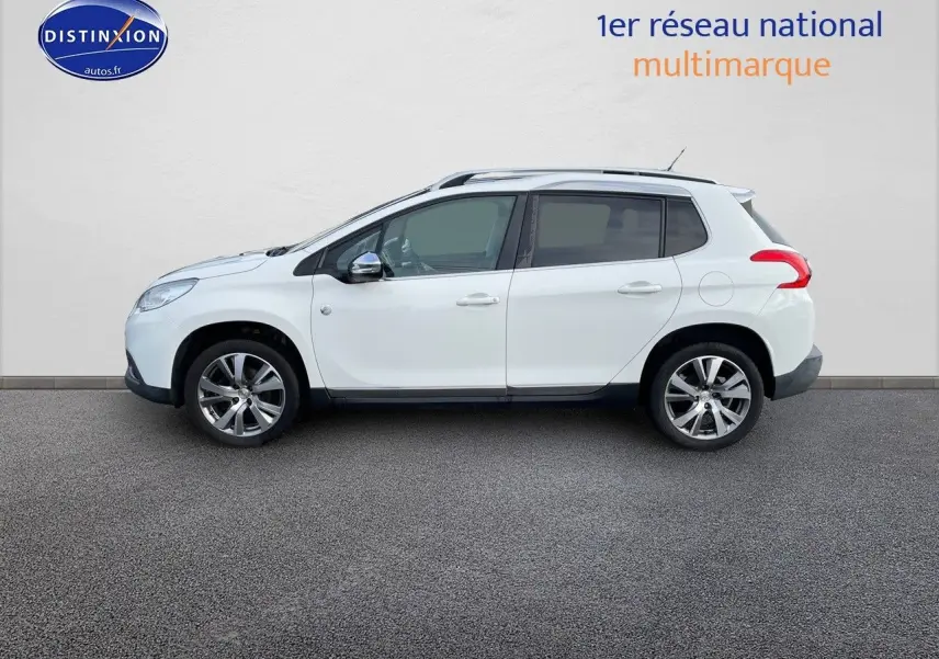 Profil côté gauche d'un Peugeot 2008 blanc de 2016, finition Crossway, avec jantes alliage et barres de toit visibles.