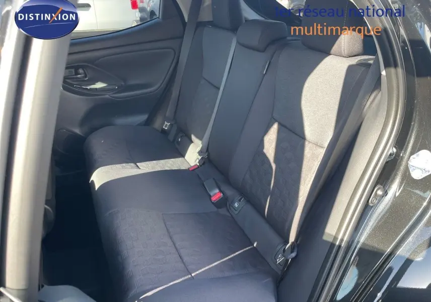 Vue intérieure côté droit des sièges arrière en tissu noir d'une Toyota Yaris Hybrid 116ch 2025 noir métal.