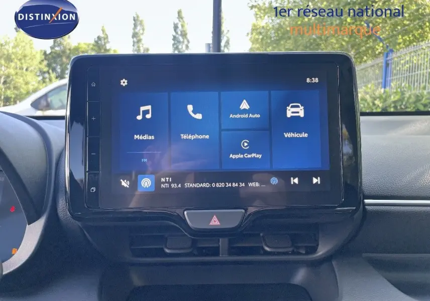 Écran tactile central affichant les options multimédia et connectivité dans le tableau de bord d'une Toyota Yaris Hybrid noire.